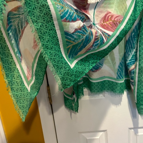 Floral and Gold Print Cover Up O/S - Picture 3 of 7